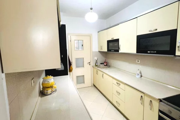 Shtepi me qera Apartament ne Tirane, 3+1, Mobilimi E mobiluar, Pagesa 650  Euro.