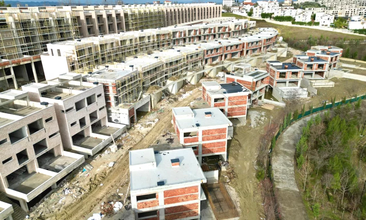 Luxury villas for sale in Tirana 3+1, Emty