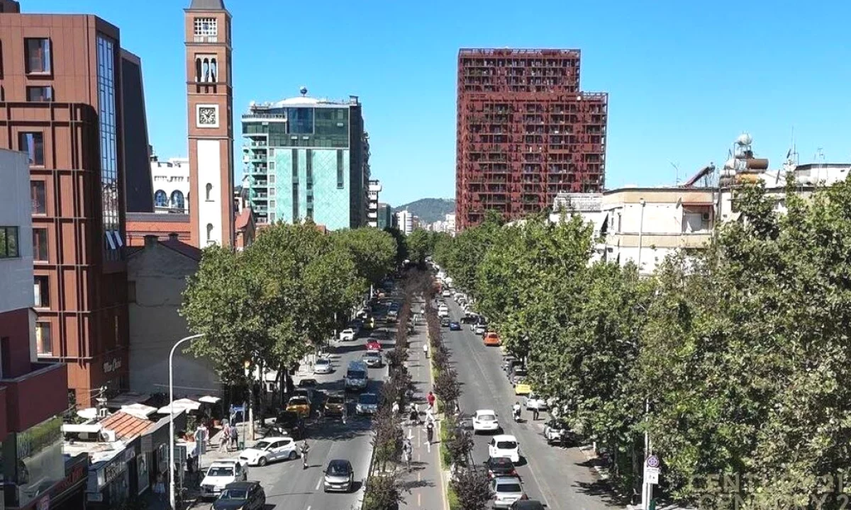 Shitet post parkimi tek Rruga e Kavajes