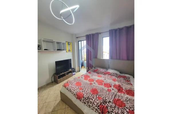 Shtepi me qera Apartament ne Tirane, Garsoniere, Mobilimi Pjeserisht e mobiluar, Pagesa 330  Euro.