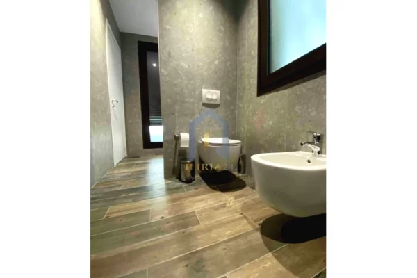 Duplex (casa a 2 piani) in vendita a Tirana 2+1, Arredato