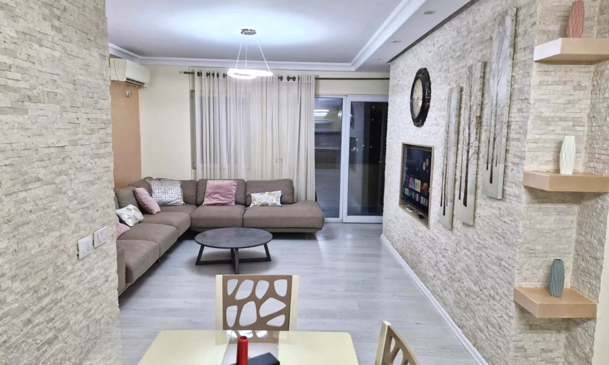 Shtepi ne shitje Apartament ne Tirane, 3+1, Mobilimi E mobiluar, Pagesa 219,000  Euro.
