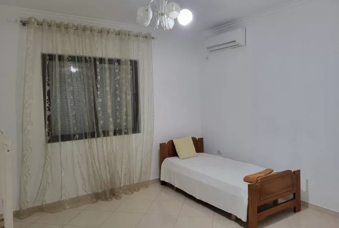 Shtepi me qera Apartament ne Tirane, 3+1, Mobilimi E mobiluar, Pagesa 60,000  Leke.