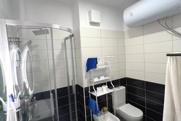 Shtepi ne shitje Apartament ne Tirane, 2+1, Mobilimi E mobiluar, Pagesa 175,000  Euro.