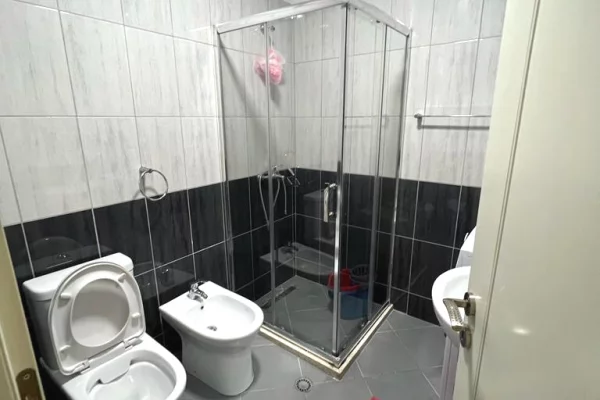 Shtepi me qera Apartament ne Tirane, 2+1, Mobilimi E mobiluar, Pagesa 600  Euro.