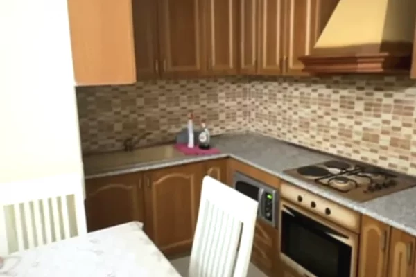 Shtepi me qera Apartament ne Tirane, 2+1, Mobilimi E mobiluar, Pagesa 35,000  Leke.