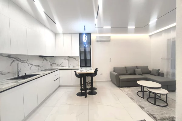 Apartament luksoz 1+1 me qera pas Kastratit pallat i ri me ashensor 700 euro