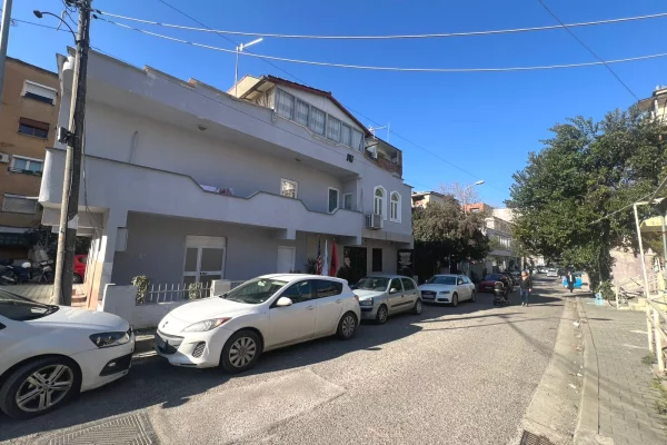 Shtepi ne shitje Vila Luksoze ne Tirane, 2+1, Mobilimi E mobiluar, Pagesa 400,000  Euro.