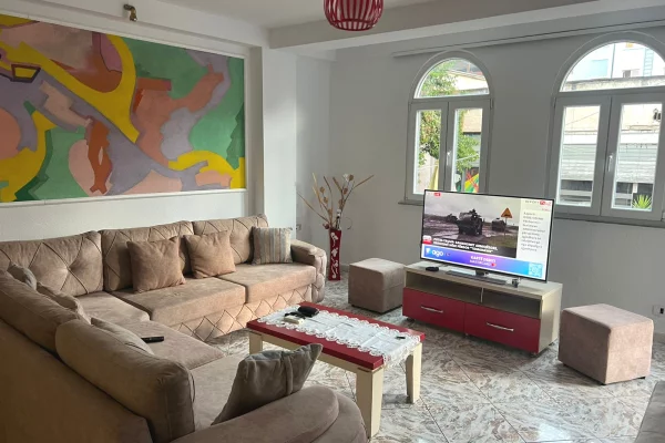 Shtepi ne shitje Vila Luksoze ne Tirane, 2+1, Mobilimi E mobiluar, Pagesa 400,000  Euro.