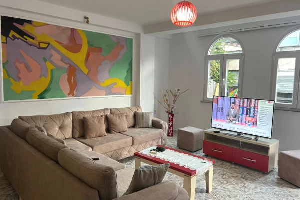 Shtepi ne shitje Vila Luksoze ne Tirane, 2+1, Mobilimi E mobiluar, Pagesa 400,000  Euro.