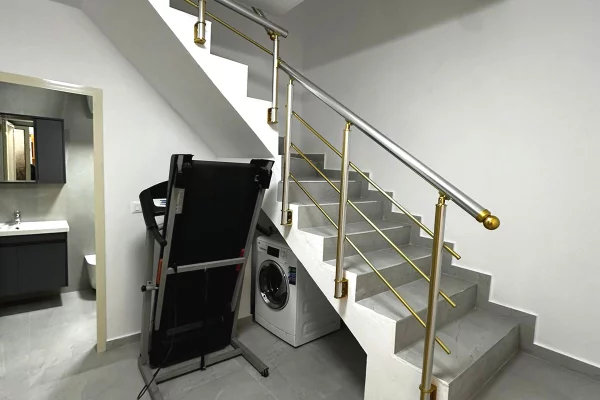 Shtepi me qera Duplex(shtepi me 2 kate) ne Tirane, 2+1, Mobilimi E mobiluar, Pagesa 55,000  Leke.