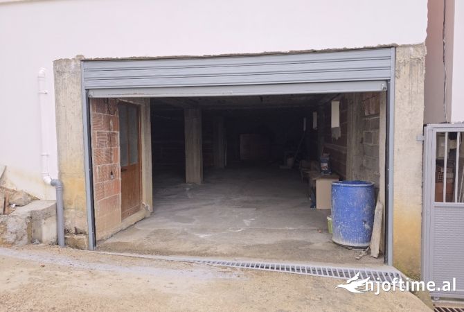 Ambient biznesi me qera 4+1 ne Tirane - 80,000 Leke