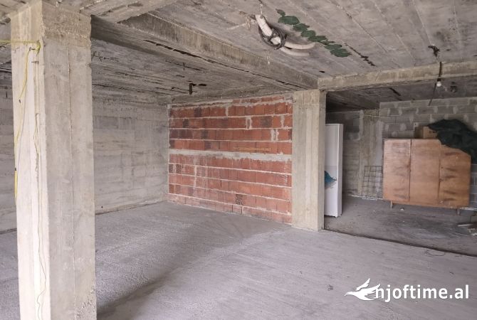 Ambient biznesi me qera 4+1 ne Tirane - 80,000 Leke