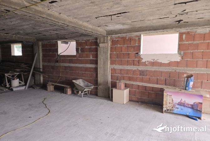 Ambient biznesi me qera 4+1 ne Tirane - 80,000 Leke