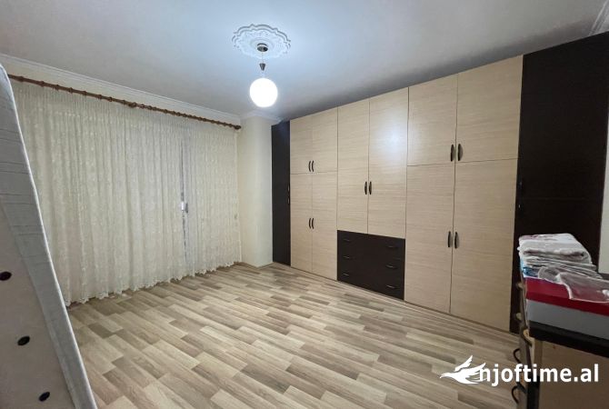 Shtepi ne shitje Apartament ne Tirane, 3+1, Mobilimi E mobiluar, Pagesa 165,000  Euro.