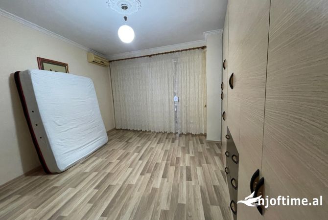 Shtepi ne shitje Apartament ne Tirane, 3+1, Mobilimi E mobiluar, Pagesa 165,000  Euro.