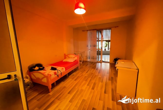 Shtepi ne shitje Apartament ne Tirane, 3+1, Mobilimi E mobiluar, Pagesa 165,000  Euro.
