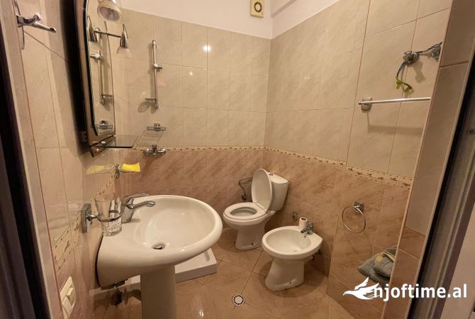 Shtepi ne shitje Apartament ne Tirane, 3+1, Mobilimi E mobiluar, Pagesa 165,000  Euro.