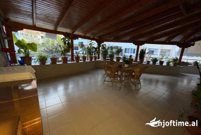 Shtepi ne shitje Apartament ne Tirane, 3+1, Mobilimi E mobiluar, Pagesa 165,000  Euro.