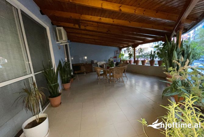 Shtepi ne shitje Apartament ne Tirane, 3+1, Mobilimi E mobiluar, Pagesa 165,000  Euro.