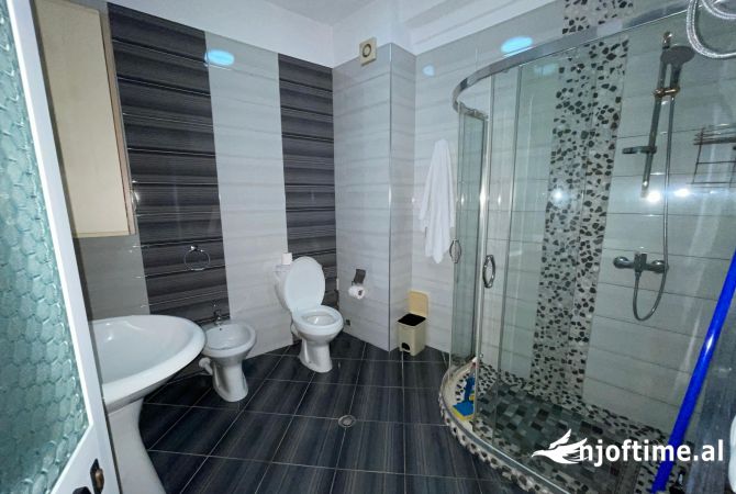 Shtepi ne shitje Apartament ne Tirane, 3+1, Mobilimi E mobiluar, Pagesa 165,000  Euro.