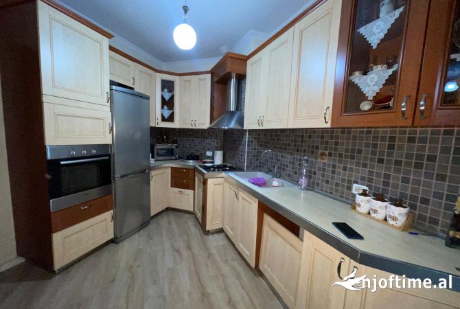 Shtepi ne shitje Apartament ne Tirane, 3+1, Mobilimi E mobiluar, Pagesa 165,000  Euro.