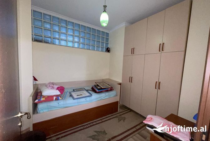 Shtepi ne shitje Apartament ne Tirane, 3+1, Mobilimi E mobiluar, Pagesa 165,000  Euro.