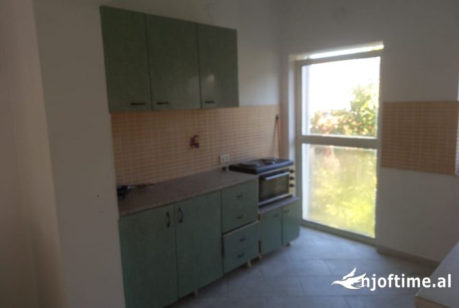 Shtepi me qera Apartament ne Tirane, 3+1, Mobilimi E mobiluar, Pagesa 400  Euro.