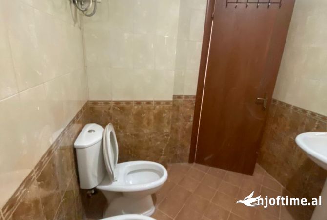 Shtepi me qera Apartament ne Tirane, 2+1, Mobilimi Pjeserisht e mobiluar, Pagesa 350  Euro.