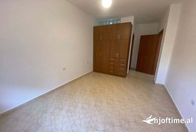 Shtepi me qera Apartament ne Tirane, 2+1, Mobilimi Pjeserisht e mobiluar, Pagesa 350  Euro.