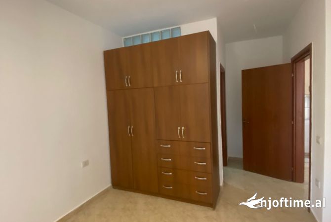 Shtepi me qera Apartament ne Tirane, 2+1, Mobilimi Pjeserisht e mobiluar, Pagesa 350  Euro.