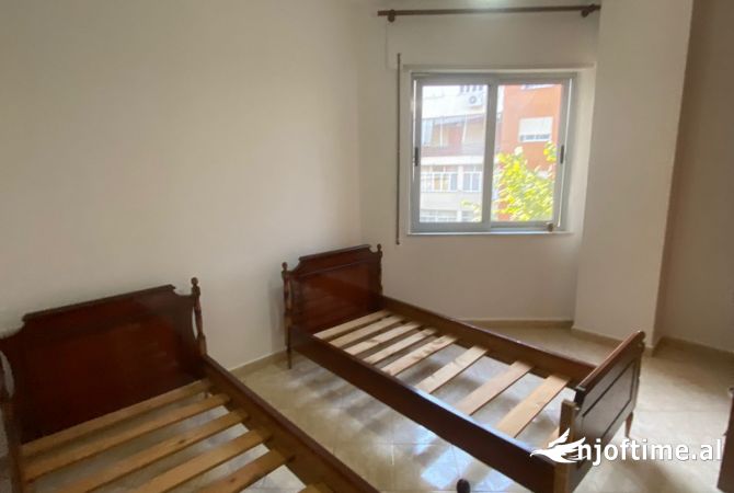 Shtepi me qera Apartament ne Tirane, 2+1, Mobilimi Pjeserisht e mobiluar, Pagesa 350  Euro.