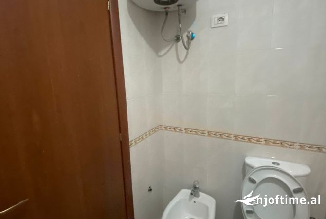 Shtepi me qera Apartament ne Tirane, 2+1, Mobilimi Pjeserisht e mobiluar, Pagesa 350  Euro.