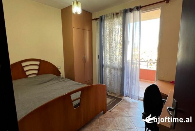 Shtepi ne shitje Apartament ne Tirane, 2+1, Mobilimi E mobiluar, Pagesa 125,000  Euro.