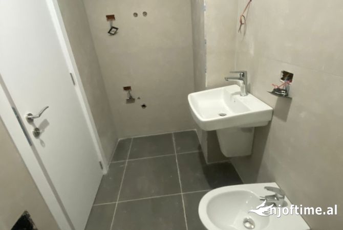 Shtepi ne shitje Apartament ne Tirane, 2+1, Mobilimi Bosh, pa mobiluar, Pagesa 173,000  Euro.