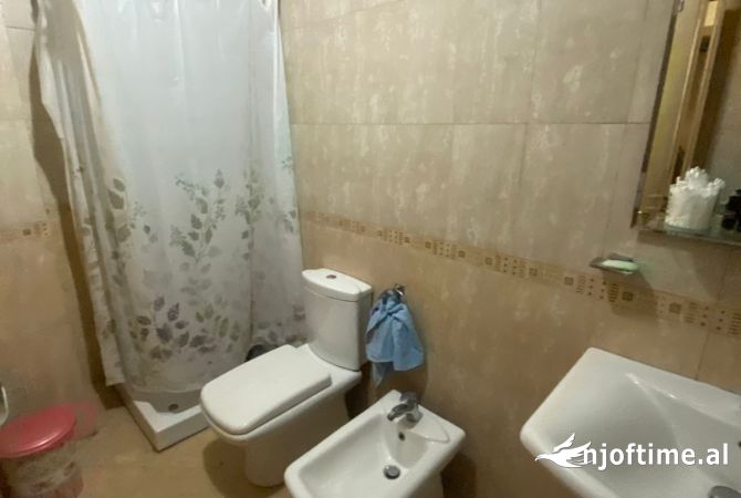 Shtepi ne shitje Apartament ne Tirane, 2+1, Mobilimi E mobiluar, Pagesa 120,000  Euro.