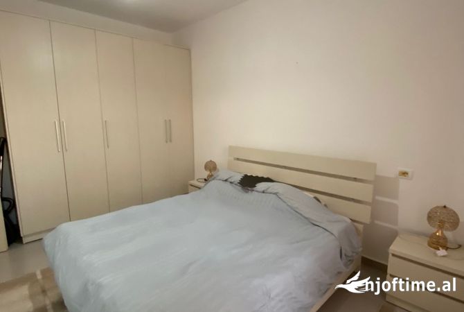 Shtepi ne shitje Apartament ne Tirane, 2+1, Mobilimi E mobiluar, Pagesa 130,000  Euro.