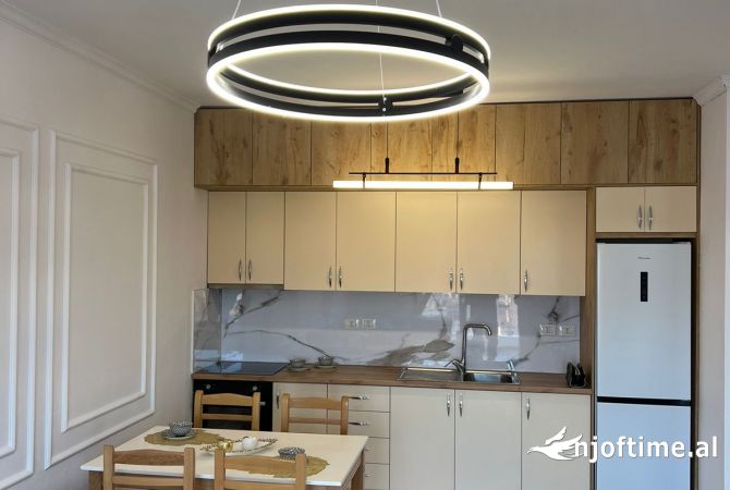 Shtepi ne shitje Apartament ne Tirane, 2+1, Mobilimi E mobiluar, Pagesa 143,000  Euro.