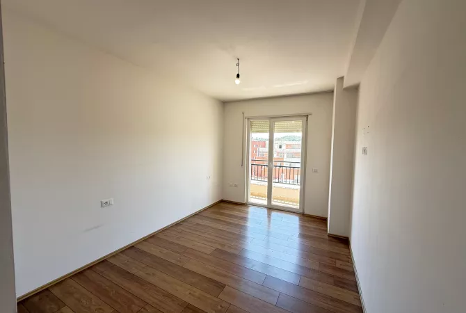 Shtepi ne shitje Apartament ne Tirane, 3+1, Mobilimi Bosh, pa mobiluar, Pagesa 167,000  Euro.