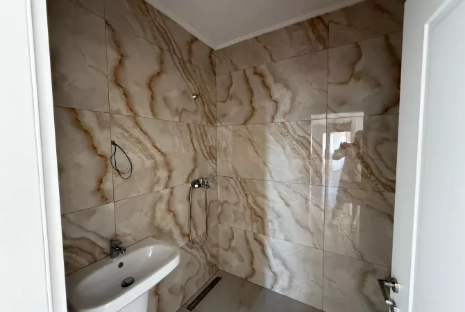 Shtepi ne shitje Apartament ne Tirane, 3+1, Mobilimi Bosh, pa mobiluar, Pagesa 167,000  Euro.