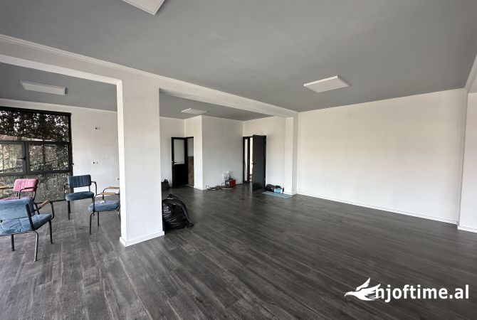 Ambient biznesi me qera 3+1 ne Tirane - 1,000 Euro