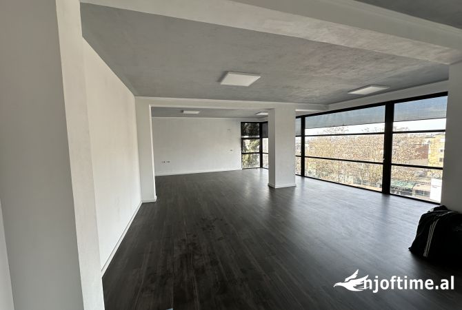 Jepet ambient komercial per qira tek Rruga e Dibres !
