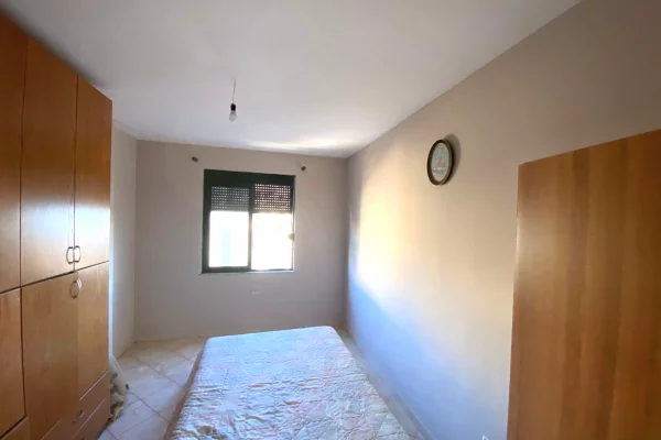 Shtepi ne shitje Apartament ne Durres, 3+1, Mobilimi Pjeserisht e mobiluar, Pagesa 160,000  Euro.