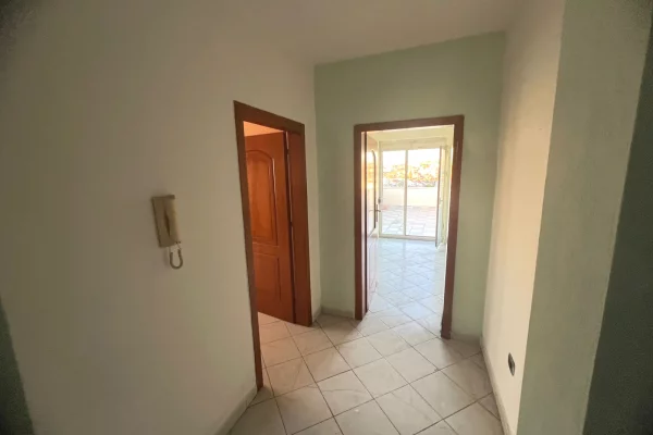 Shtepi ne shitje Penthose(kati i fundit panoramik) ne Durres, 1+1, Mobilimi Pjeserisht e mobiluar, Pagesa 180,000  Euro.