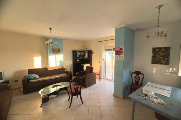 Shtepi ne shitje Penthose(kati i fundit panoramik) ne Durres, 1+1, Mobilimi Pjeserisht e mobiluar, Pagesa 180,000  Euro.