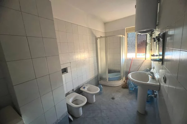 Shtepi ne shitje Penthose(kati i fundit panoramik) ne Durres, 1+1, Mobilimi Pjeserisht e mobiluar, Pagesa 180,000  Euro.