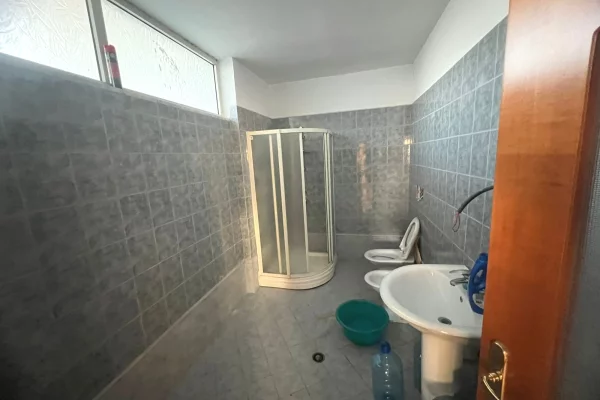 Shtepi ne shitje Penthose(kati i fundit panoramik) ne Durres, 1+1, Mobilimi Pjeserisht e mobiluar, Pagesa 180,000  Euro.