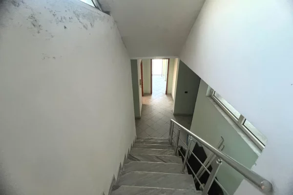 Shtepi ne shitje Penthose(kati i fundit panoramik) ne Durres, 1+1, Mobilimi Pjeserisht e mobiluar, Pagesa 180,000  Euro.