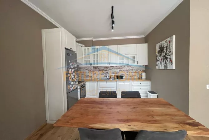 Shtepi me qera 2+1 ne Tirane - 1,000 Euro
