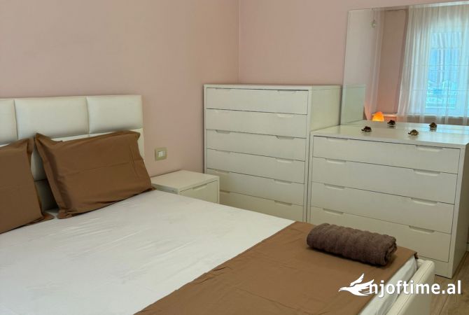 Shtepi me qera Apartament ne Tirane, 2+1, Mobilimi E mobiluar, Pagesa 700  Euro.